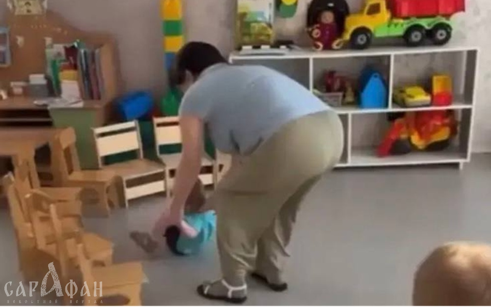 Лупит по голове, швыряет на пол как слепых щенят: от глухих ударов воспитательницы малыши складывались пополам, пока другая нянечка стояла и снимала