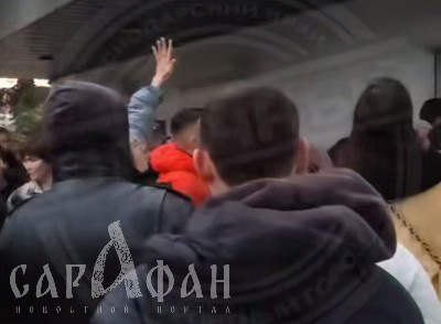 «Выдавали детей "поштучно"»: после трех часов в подвале и воя сирен у школы в Сириусе началась несусветная давка, когда уже у всех иссякли силы и просто хотелось домой