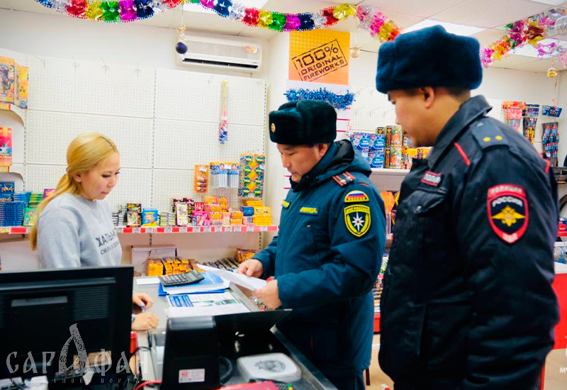 В преддверии Нового года сотрудники Государственного пожарного надзора Калмыкии провели проверку торговли фейерверками