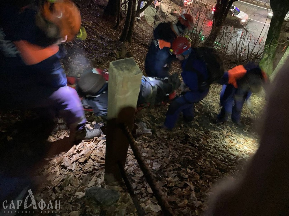 Раненый медик застрял на развалинах в Сочи