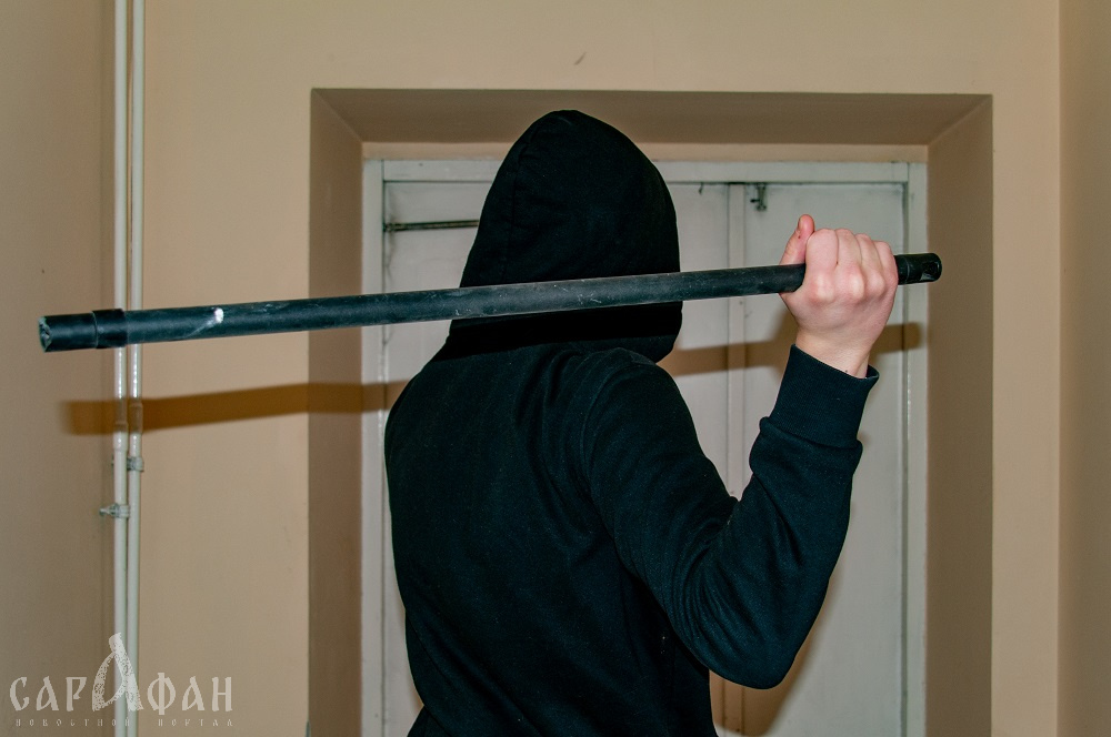 «От 20 до 40 головорезов»: банда подростков принуждает сверстников заниматься криминалом, а несогласных жестоко унижают на заброшках