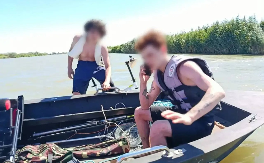 Побледневшие подростки держались из последних сил, пока их стремительно уносило в Азовское море