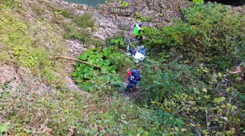 Под шум воды и лязг металла спасатели вытягивали пожилую туристку из Гуамского ущелья
