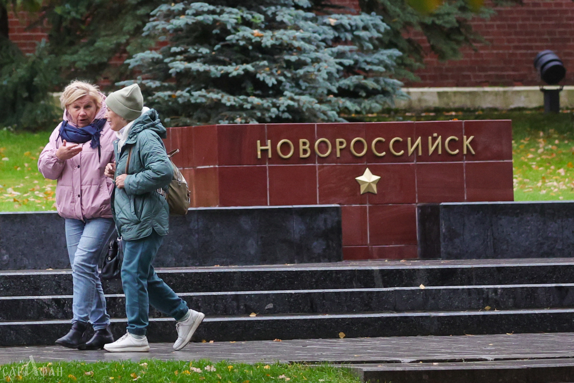 «Он как будто охотится»: незнакомец пристроился за девушкой и переполошил очевидцев посреди людной улицы в Новороссийске 
