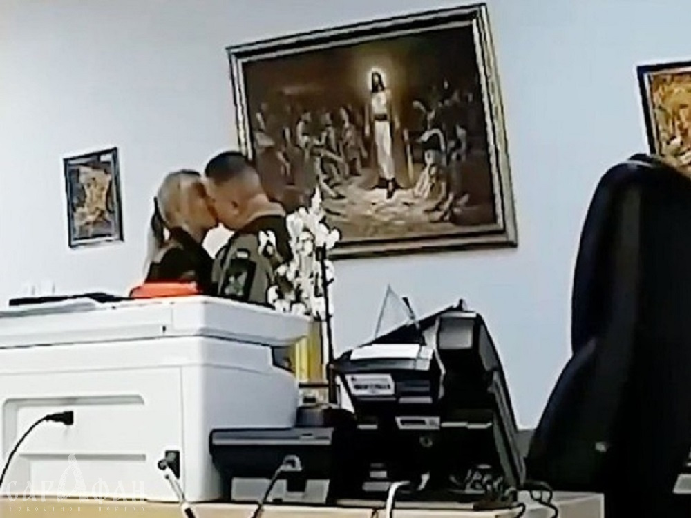Украинского подполковника-любителя поцелуев за разврат на рабочем месте отправили на фронт