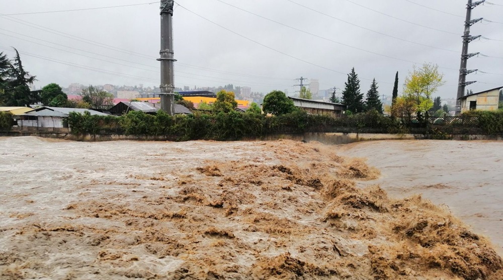 В Сочи после мощного ливня затоплены улицы и парализовано движение, а люди боятся оползней