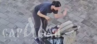 Гуру психологии со всей дури швырнула малыша в коляску и зарядила пару смачных оплеух за попытку убежать