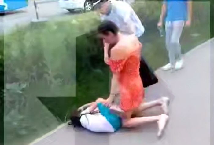 Кинула на землю, схватив за горло: 8-летняя девочка скрючившись и в слезах лежала на земле под навалившейся на нее неадекватной дамой