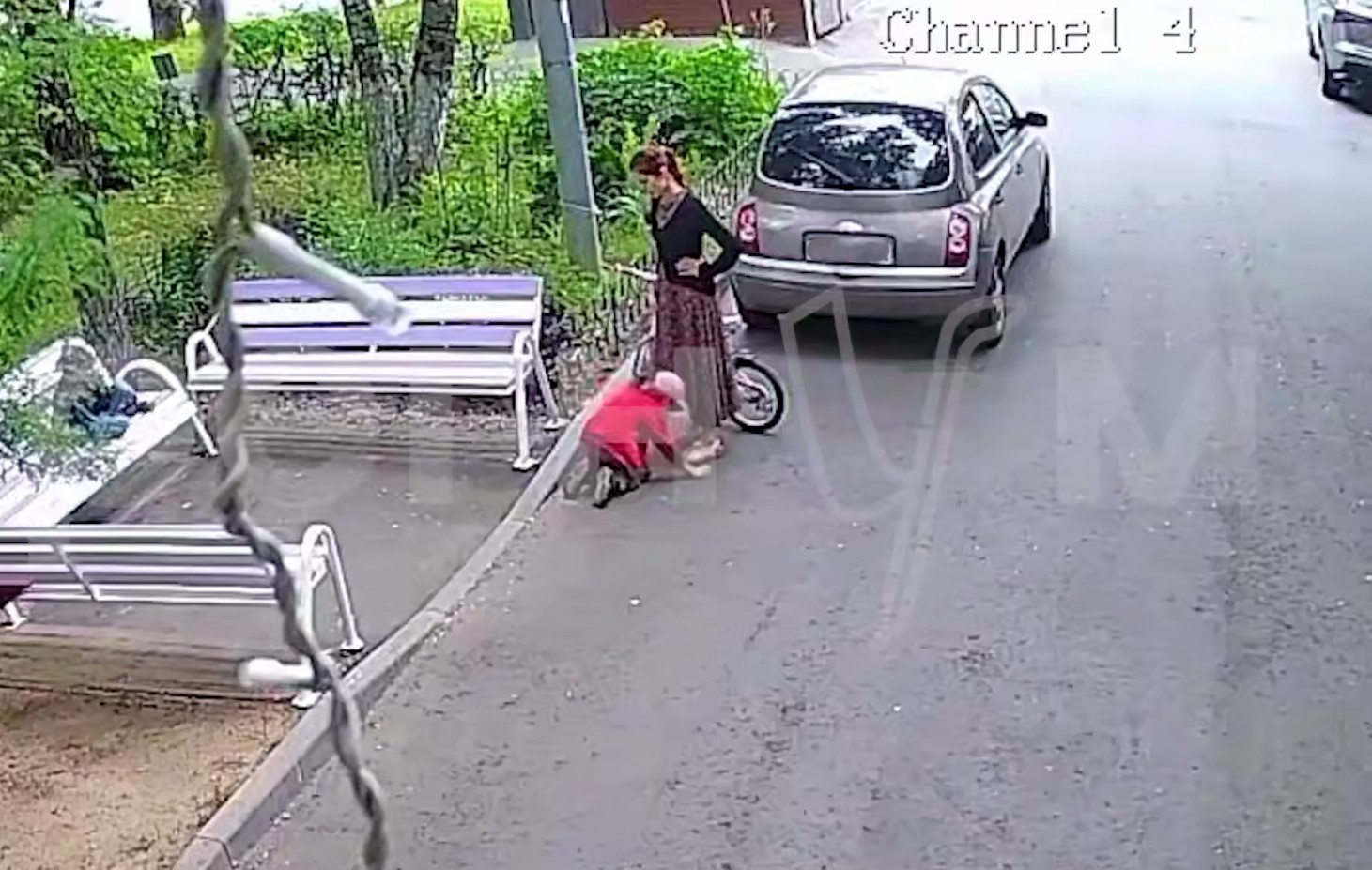 «Целуй ноги, быстро!»: мать поставила плачущего ребенка на колени посреди улицы и заставила выполнять ее неадекватный приказ на глазах у шокированных соседей