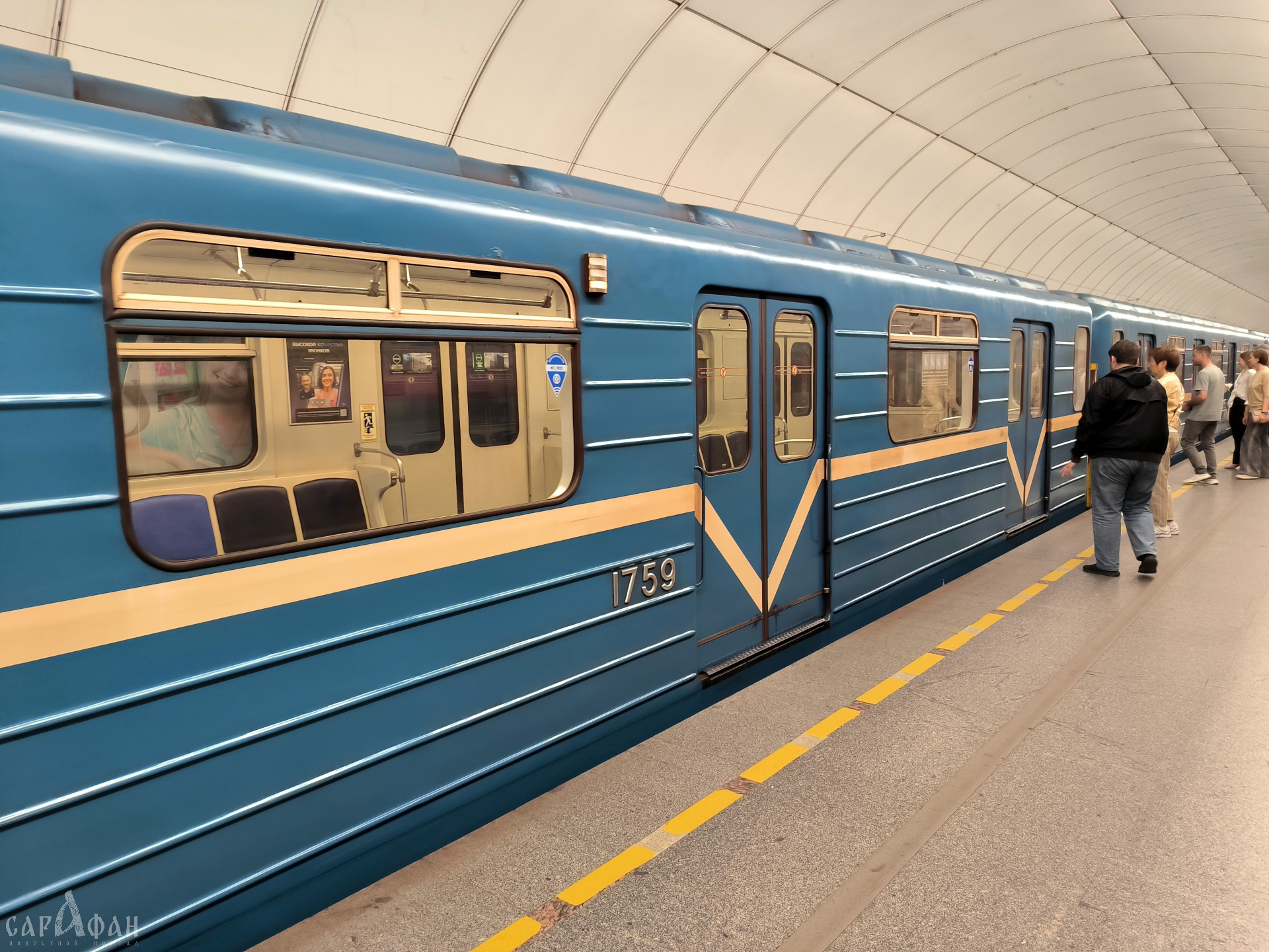 Трогал девочку, сидевшую на нем: поцелуями и объятиями сопровождалась поездка взрослого мужчины и 13-летней девочки, которую он вез, чтобы угостить печеньем и бесплатными напитками