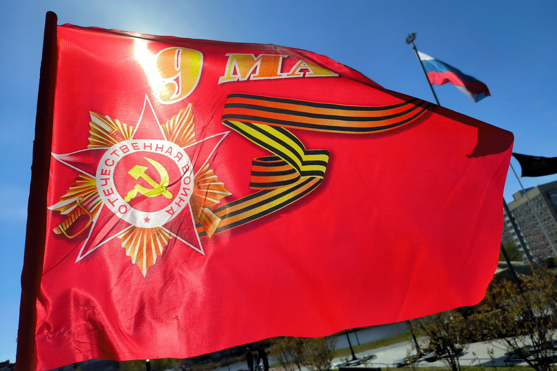 Группу дебоширов, надругавшихся над Знаменем Победы в Сочи, ищет полиция