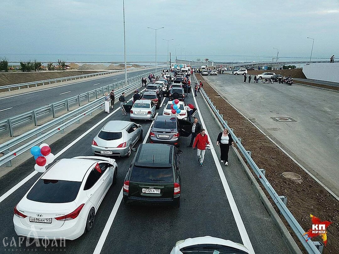 Перед Крымским мостом в Керчи образовалась очередь из 500 машин