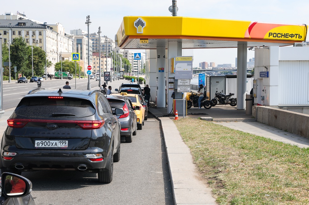 «Барыги, не совестно вам?»: в Крыму на фоне дефицита бензин продают по 350 рублей за литр, который везут из Краснодара