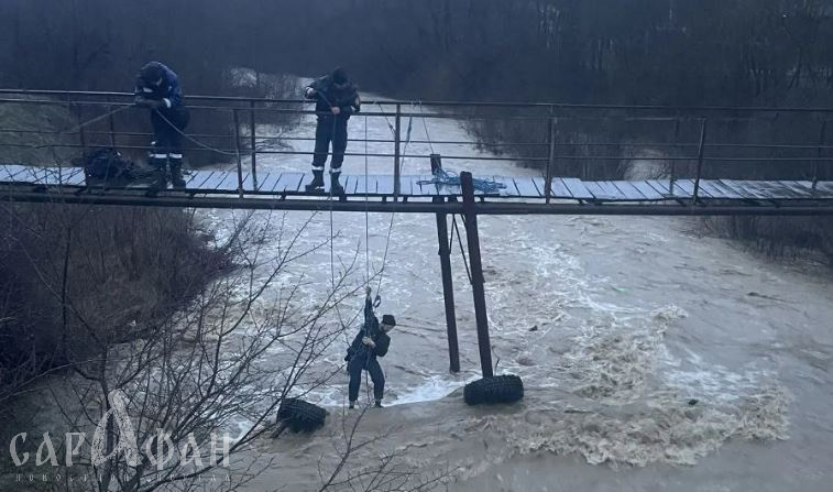 Уносило мощным потоком воды: на Кубани мужчина оказался наедине со стихией, сидя в замкнутом пространстве посреди бушующей реки