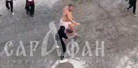 «Пойдем за дом отойдем»: в Краснодаре мужчина с сигаретой в зубах залепил оплеуху подростку, заставляя его драться на глазах у детей 