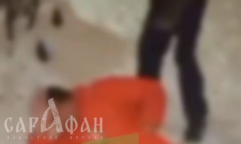Уже не шевелился, а они продолжали зверски пинать на снегу: пышущие ненавистью подростки забили до смерти мужчину, обезглавив любящую семью с детьми  