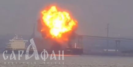 Мощный взрыв и всеобъемлющее пламя: у порта вспыхнуло судно, перевозившее уголь 