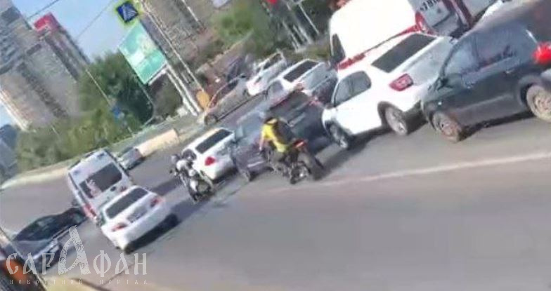 В Краснодаре дерзкий водитель иномарки пристроился за «скорой» и ехал по встречке