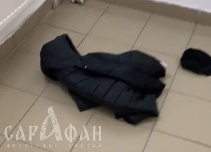 Голый незнакомец ломился в дверь квартиры в Краснодаре: напуганный ребенок был один дома и дрожащими руками пытался снять происходящее на видео