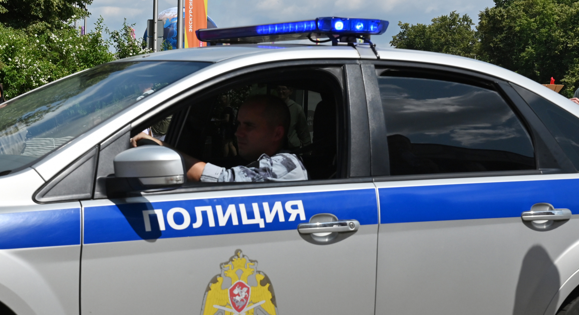 Метнула наггетсом, вцепилась в волосы: у семейной пары в кафе сдали нервы от громких разговоров подростков, и взрослые кинулись в бой