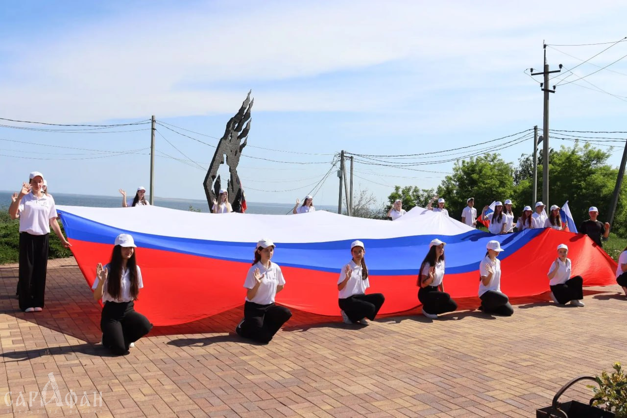 В Тамани развернули 60-метровый российский флаг