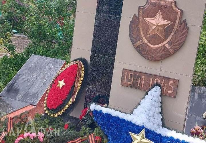 Кругом плевки, бутылки и сломанные цветы: в Туапсинском районе завершили ужасный ремонт мемориала, ставшего воротами для голов