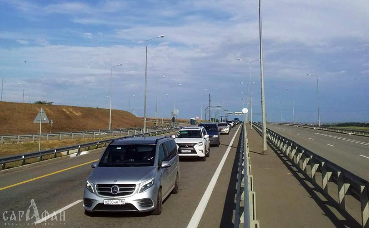 Время ожидания в пробке на Крымском мосту сократилось до четырех часов