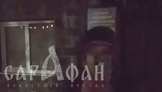 «Даже не встревай, у них облучение»: неадекватная дама в черном твердила о «невидимом Чернобыле» у автовокзала в Анапе, нещадно швыряя «источники» на землю 