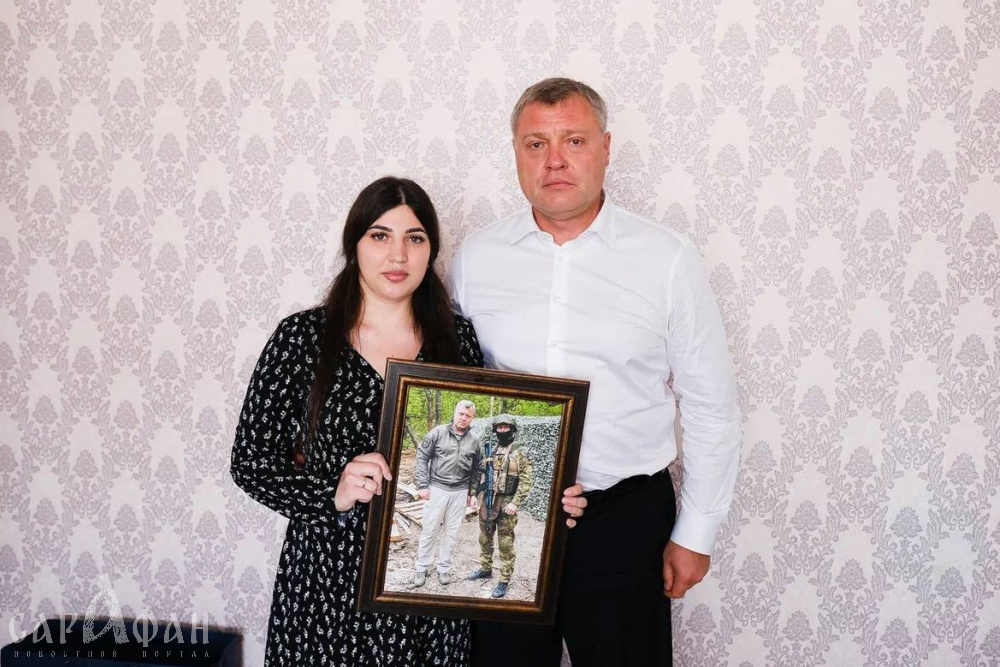 Игорь Бабушкин подарил супруге мобилизованного астраханца фотографию с передовой