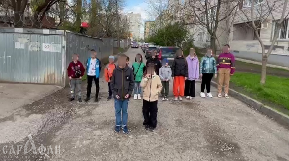 «Каждый день мы подвергаемся опасности»: маленькие школьники собрались возле гаражей и записали видеообращение к мэру Краснодара