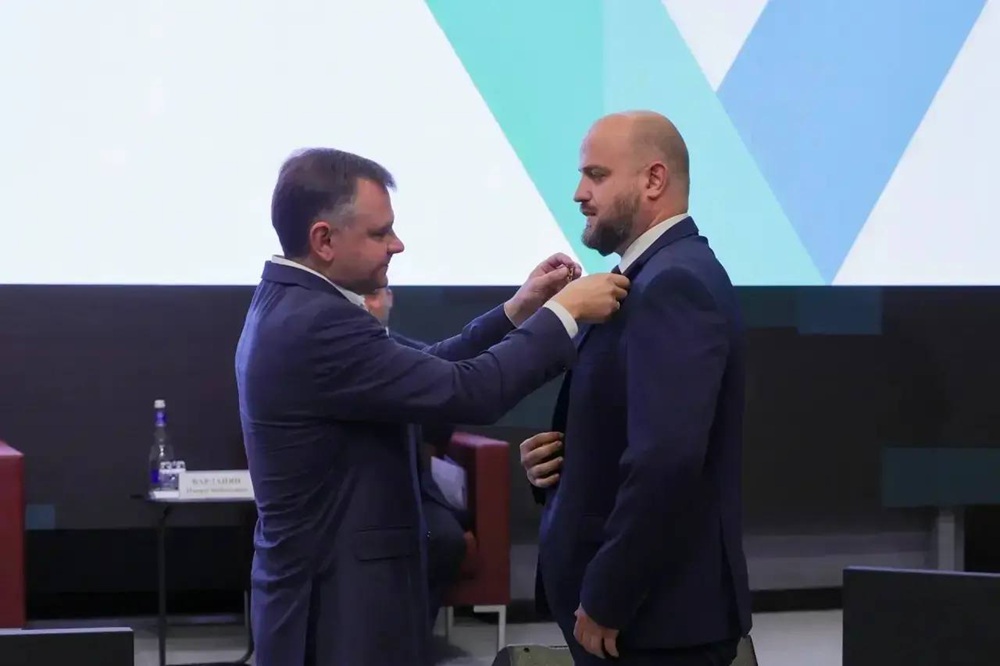 Врач, который в шортах и шлепанцах спасал раненых на пляже Архипо-Осиповки, получил медаль от губернатора