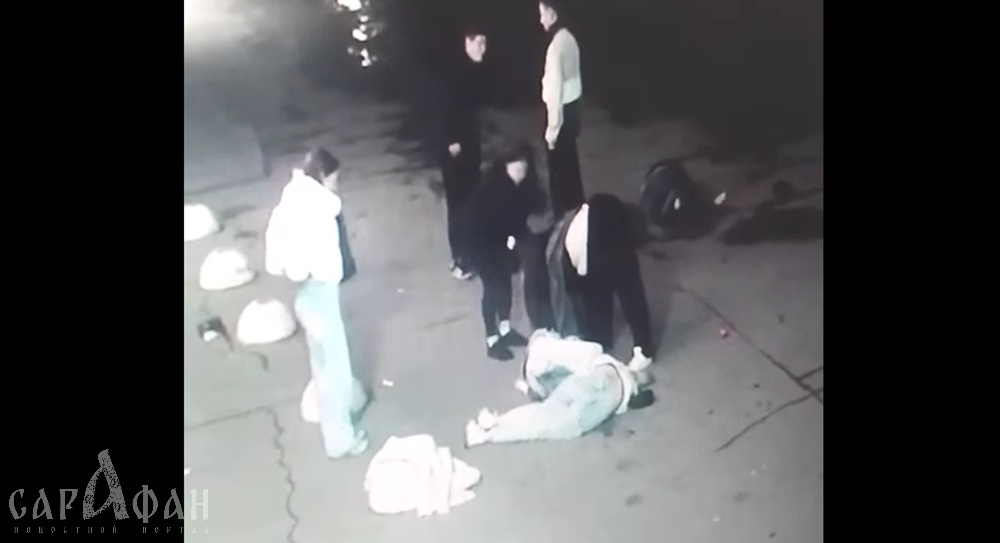 «Че ты сделаешь? Я из полиции»: сверкая «корочками», толпа негодяев начала ломать пальцы и таскать по всей улице почти слепую женщину и ее соседей