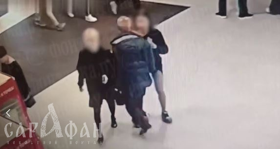 Рука скользнула под короткую юбку в День знаний: лысый извращенец настиг шокированную девочку-подростка в людном торговом центре