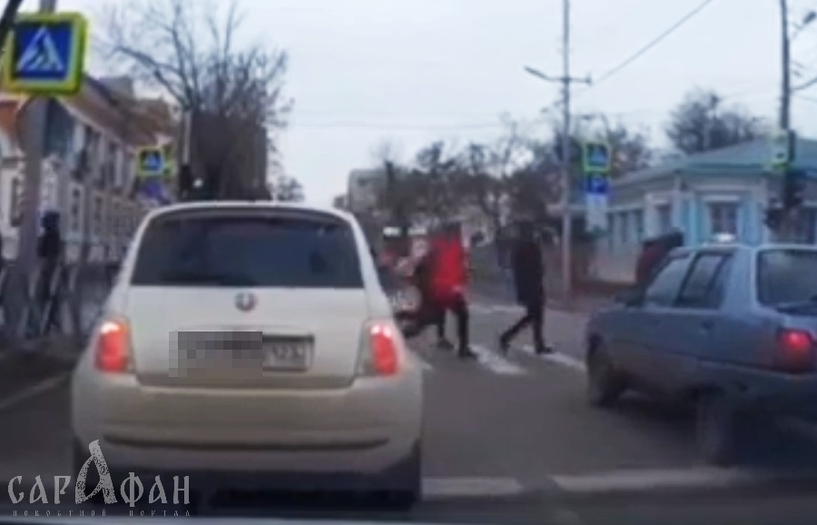 Учительницу и детей, переходивших дорогу на красный свет, ищет полиция Краснодара