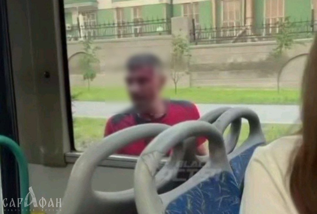 «Не бойся, отвернись»: после рыданий ребенка за окном в автобусе силовики нашли мужчину с окровавленной головой без сознания 