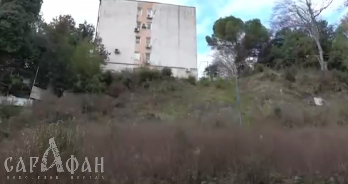 «Обрыв страшный, там еще штыри...»: 100-метровый склон в Сочи стал опасной игрушкой для местных детишек, рискующих сорваться вниз под задорные крики товарищей 