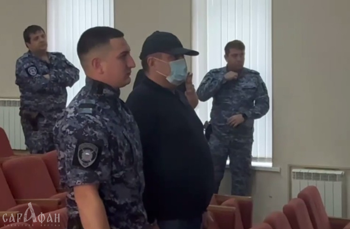 Звание, свободу и миллион за взятку отдаст сочинский экс-замначальника уголовного розыска, который годами прятался за границей