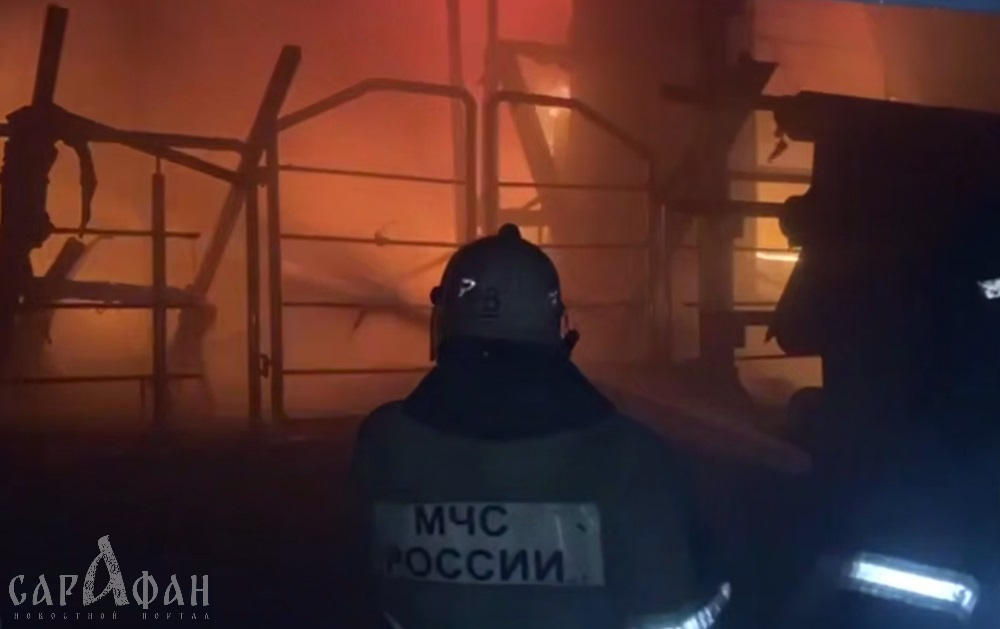 В центре Тимашевска тушат сильный пожар