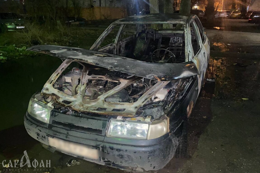Житель Астрахани сжег автомобиль незнакомца, перепутав с машиной обидчика