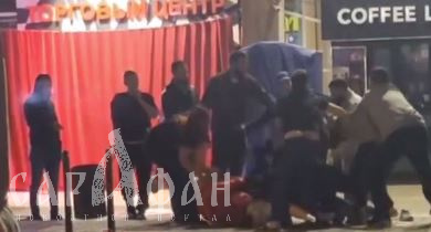 Припечатал к земле и продолжал делать больно: в Анапе толпа оттаскивала вцепившегося мертвым хватом агрессора под истошные женские крики и лай оскалившихся бродячих псов