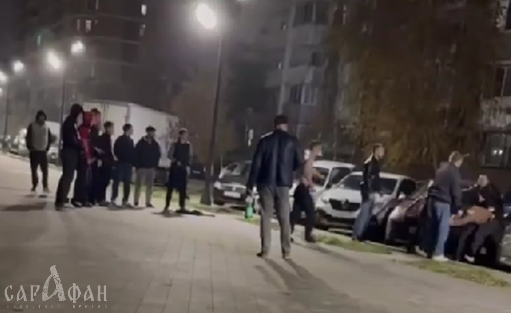 «Разбил голову школьника бутылкой»: налетчика уже «паковали» в служебный УАЗик, но жаждущей возмездия толпе было все равно на полицейских в Краснодаре