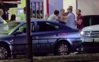 «Ты оттуда в очередь залез!»: драку у бензоколонок в окружении визжащих дам сняли на АЗС 