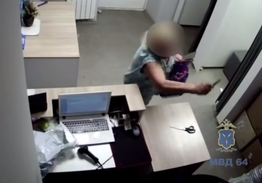 Пожилая дама тыкала ножом в сотрудницу ПВЗ, убивая веру в людей: бабушка решила по-своему разобраться с системой, с которой была не согласна 
