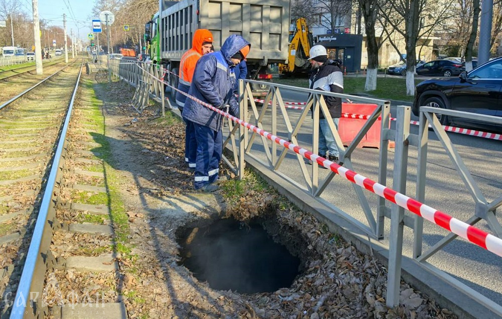 Новый провал грунта парализовал движение транспорта в Краснодаре