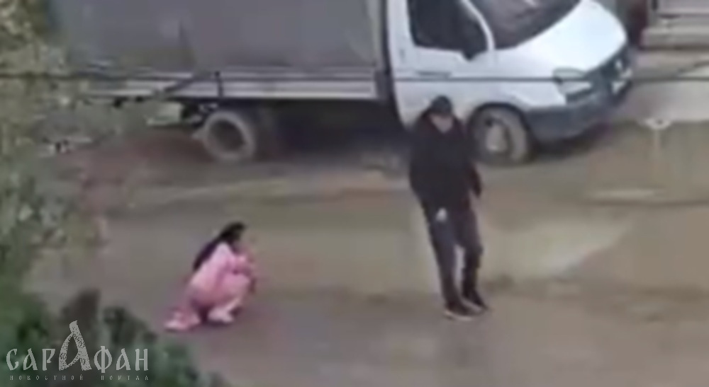 Умоляла прекратить: агрессивный мужчина схватил за волосы женщину в пижаме и поволок ее по заболоченной улице в Краснодаре
