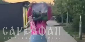 «Больная какая-то»: дама в розовой кофточке пугает краснодарцев своими странностями и цепкими руками