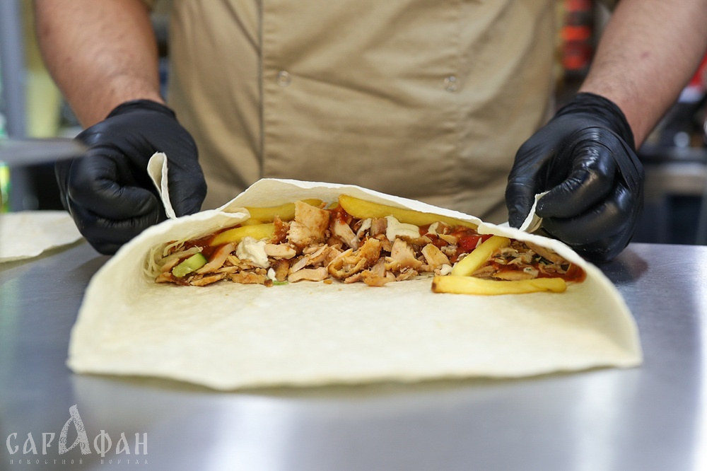 В Армавире посетителя накормили блюдом с осколками стекла, на продукты не нашли документов, а у владельцев – совести