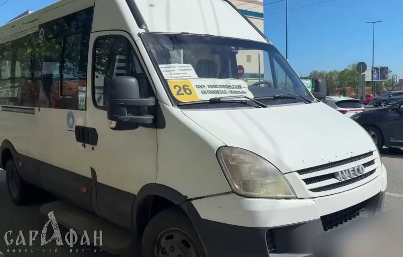 «Нет налички – держись крепче»: маршрутчик в Новороссийске рванул с остановки с ребенком в открытых дверях