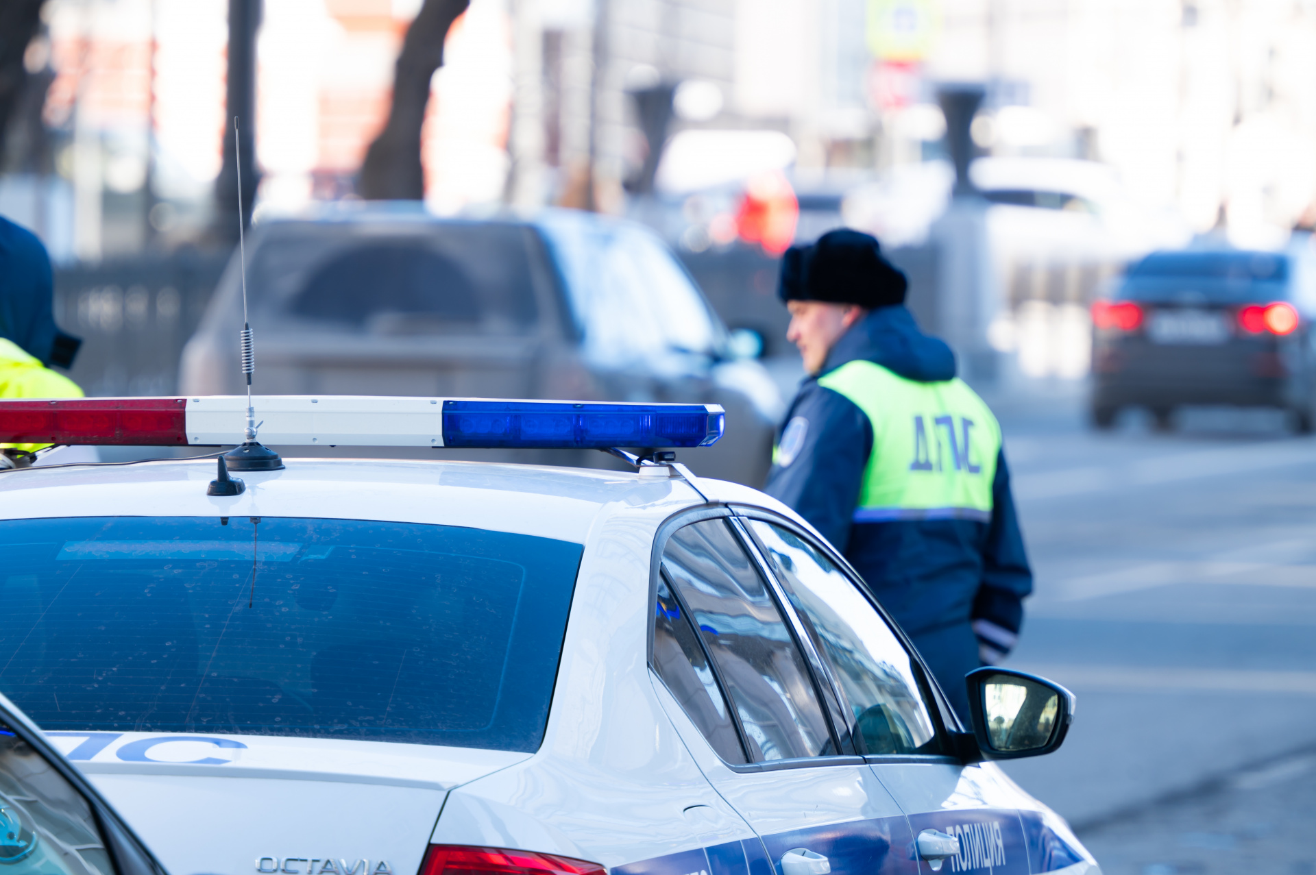 Приезжие пытались засунуть деньги в карман кубанского полицейского, а он оказался неподкупен и отправил их под суд