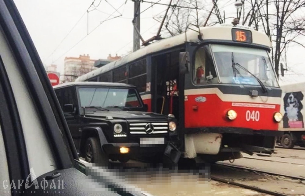 ДТП с Gelentwagen парализовало движение трамваев в Краснодаре